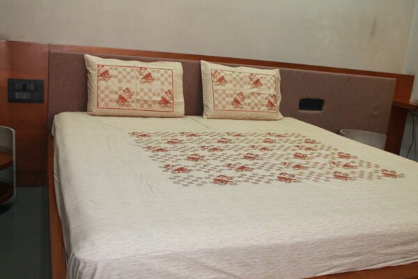 Checkerboard Bloom Double Bedsheet Set - Image 13
