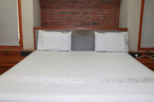 Silver Leaf Border Double Bedsheet Set