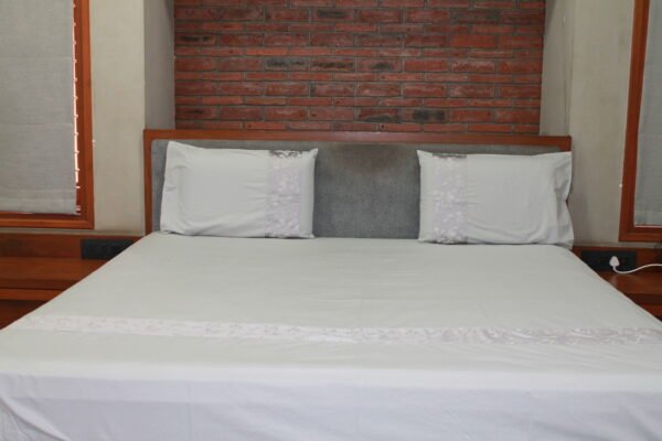 Silver Leaf Border Double Bedsheet Set - Image 2