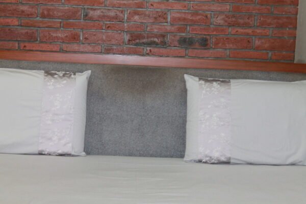 Silver Leaf Border Double Bedsheet Set - Image 3