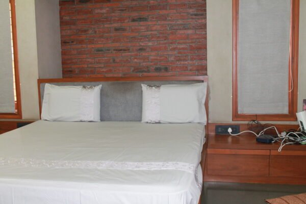 Silver Leaf Border Double Bedsheet Set - Image 9