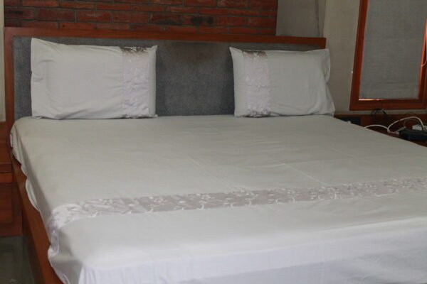 Silver Leaf Border Double Bedsheet Set - Image 13